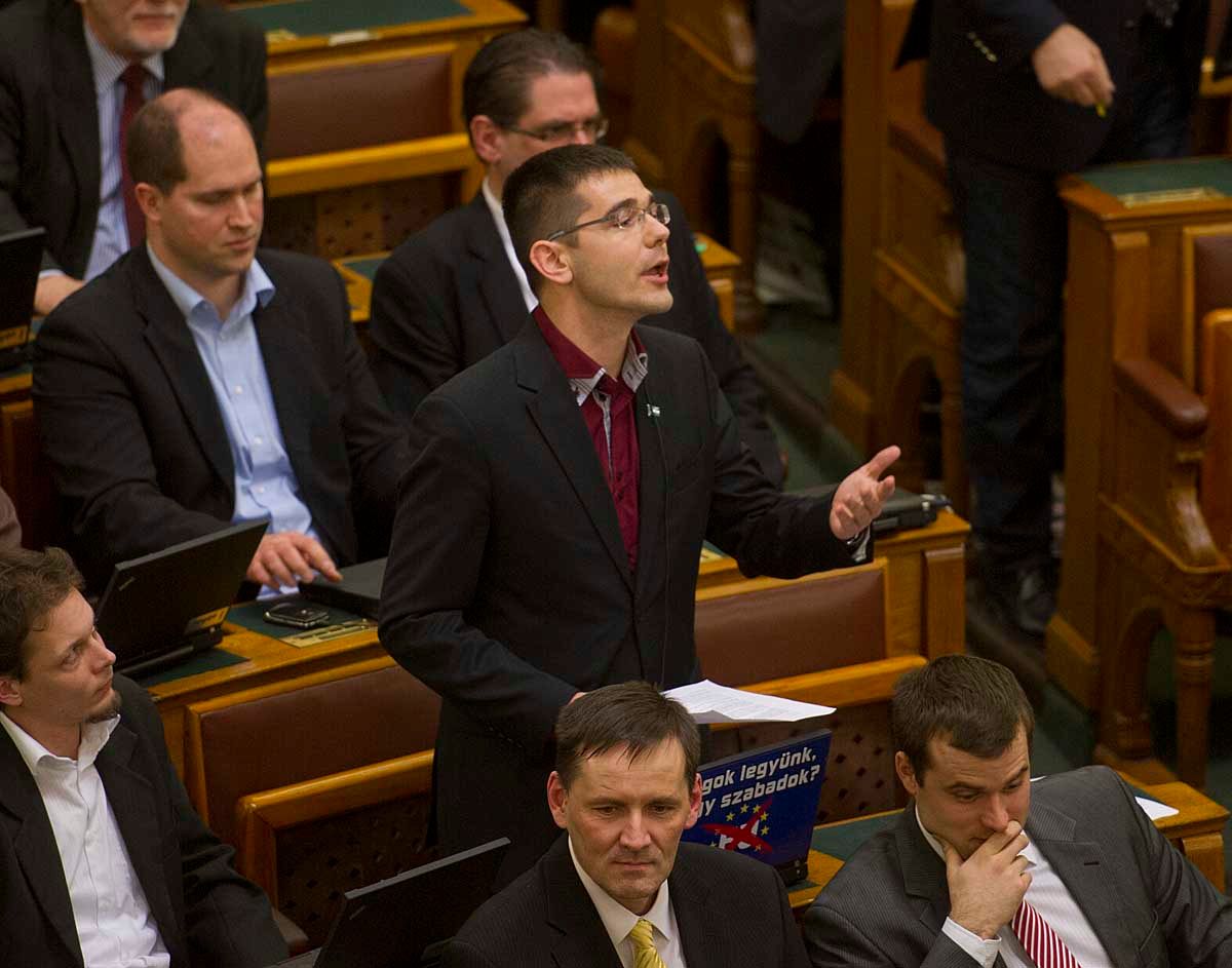 Novák Előd a politikusbűnözés húrjait pengeti, büntetnék a képviselőket
