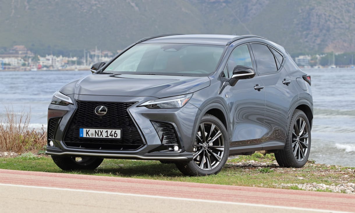 Múltból jönnek, jövőbe mutatnak: teszten a zöld rendszámos új Lexus NX és a felfrissült ES