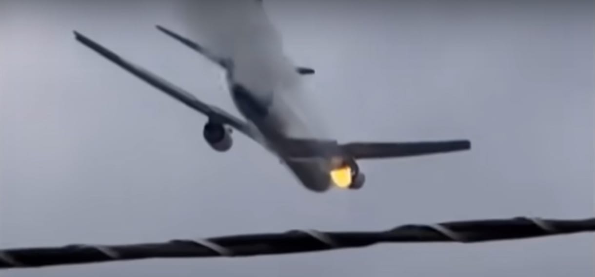 Lángoló hajtóművel húzott el New Jersey felett egy repülőgép - videó