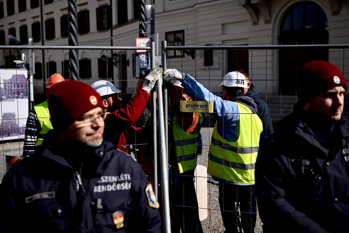 A kordonbontások óta háromszor akkora terület lett lezárva kerítéssel a Várban