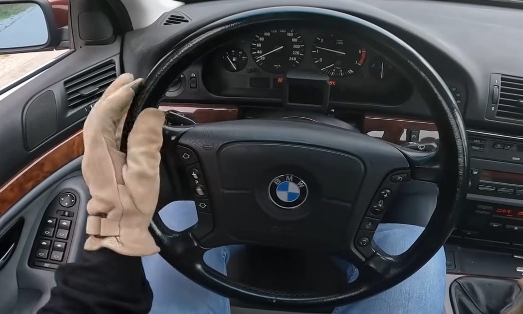 Így száguld az autópályán egy 25 éves BMW 535i – videó