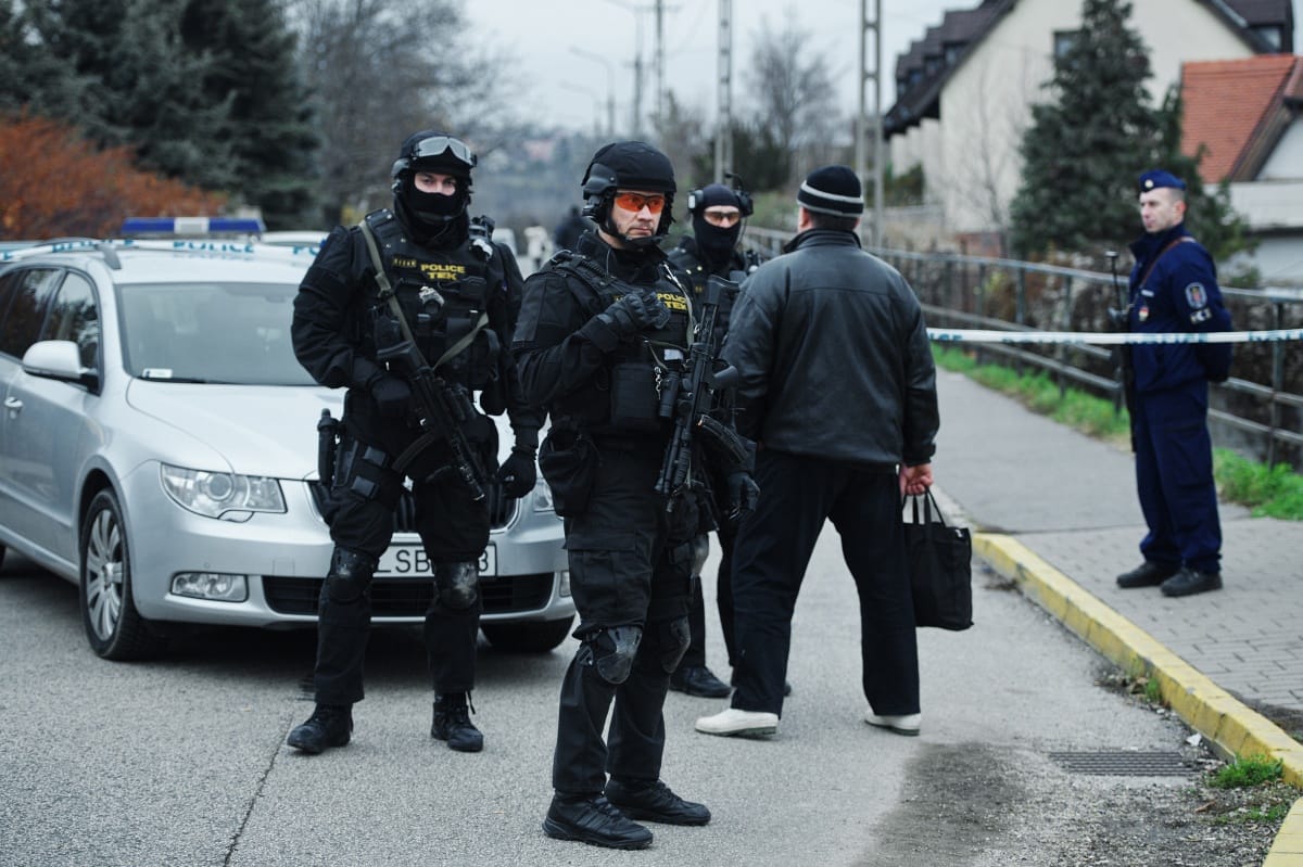 Bombariadó: TEK-esek vonultak ki egy óbudai iskolához