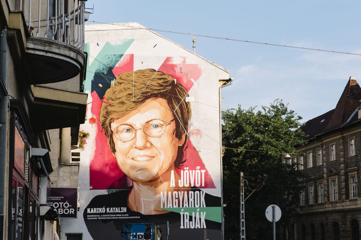 „A bestia mérge” – Megrongálták a Karikó Katalin-falfestményt