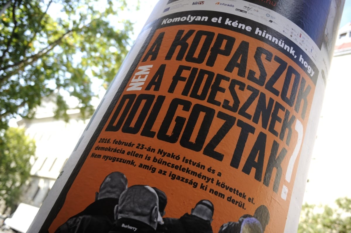 Kopaszos plakátok jelentek meg a választási iroda előtt - fotók