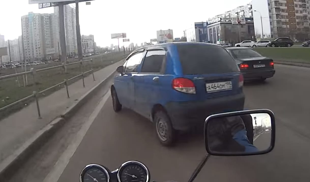 Ritka nagy szerencséje volt a motorosnak, hogy nem ütötték el – videó