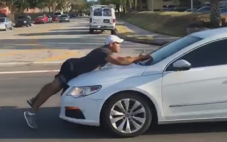 Ki akarta oktatni a Volkswagen sofőrjét, ő húzta a rövidebbet – videó