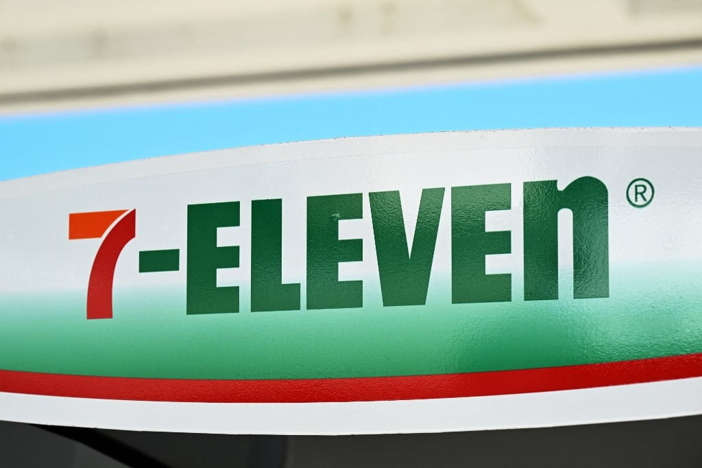 Két embert megölt, hármat megsebesített egy fegyveres ámokfutó, aki hat kaliforniai városban lövöldözött hétfőn