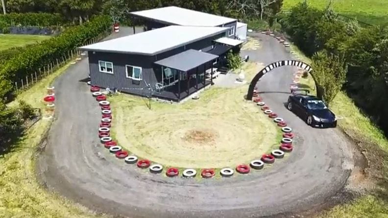 Autóőrült apuka mini driftpályát épített a családi házuk köré