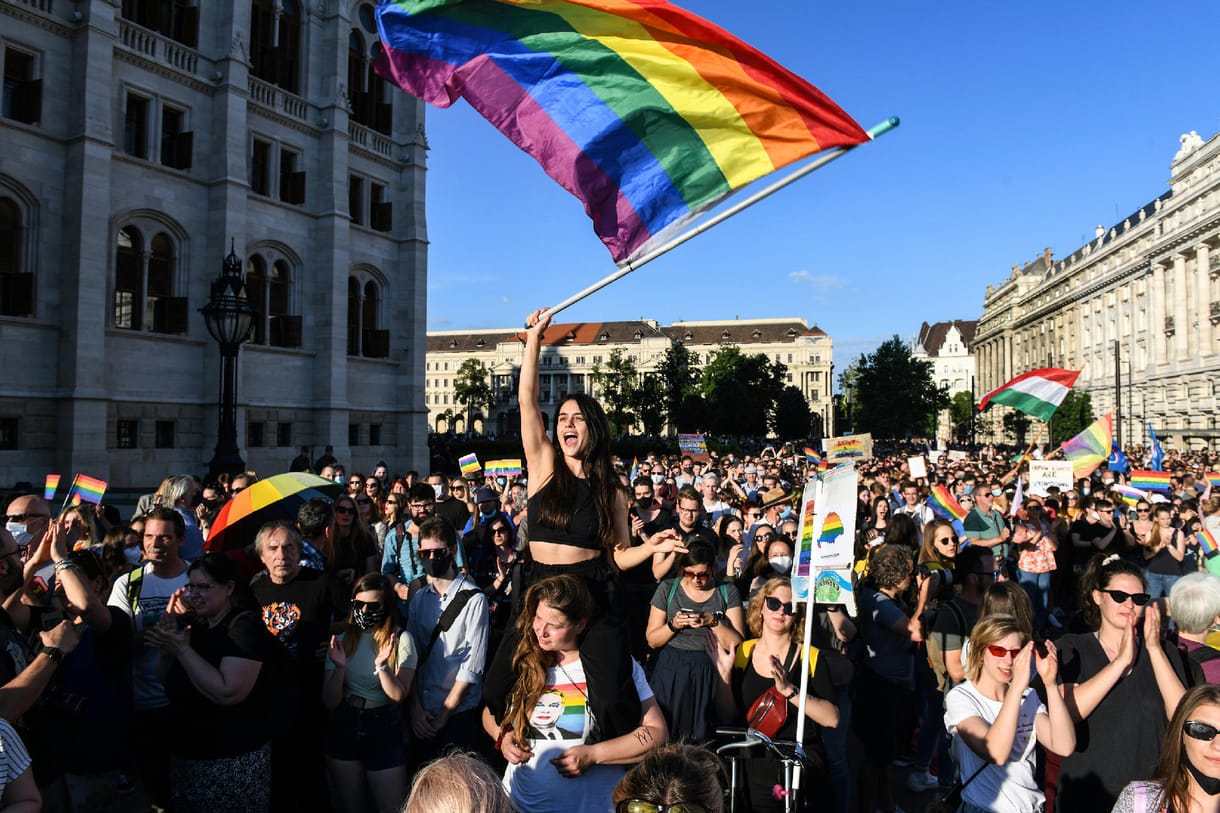 Betiltotta a kormány a szivárványos zászló kitűzését az állami intézmények épületeire