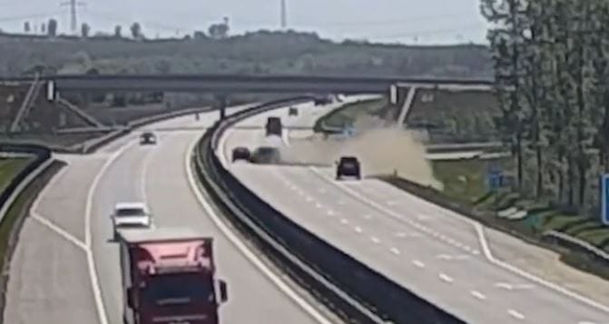 Őrült balesetet úsztak meg egy autóban az M4-esen, ahol elaludt a sofőr - videó