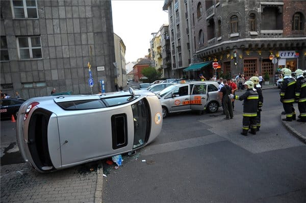 Fotók: mentős autót borított fel egy taxi a Gyorskocsi utcánál