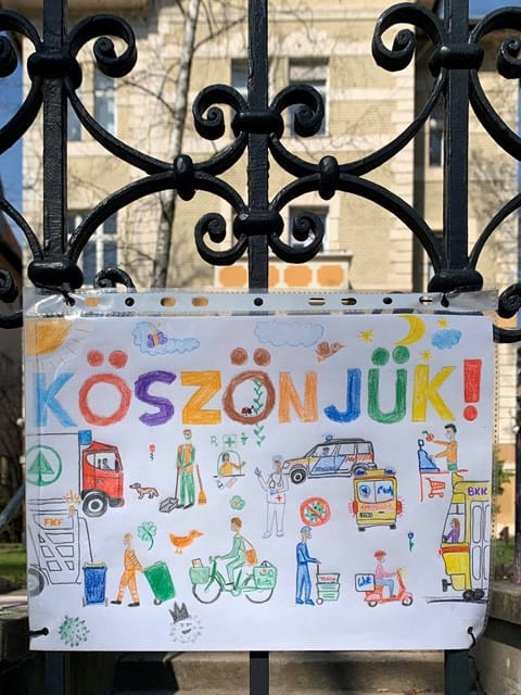 Gyerekrajzok köszönik meg egy budai utcában a veszélyhelyzet hőseinek munkáját