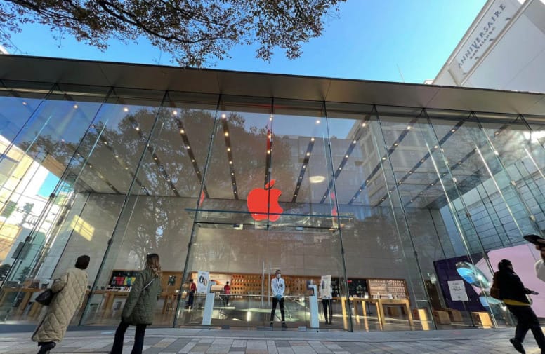Az Apple több üzletén is piros színűre cserélte logóját