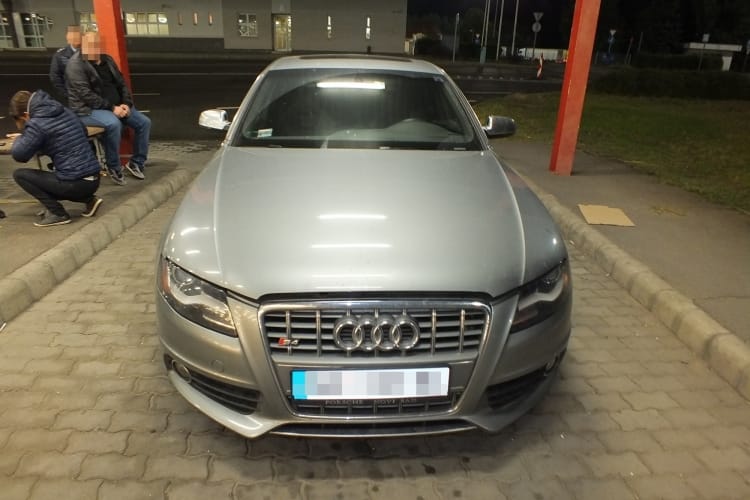 Lopott volt az Audi S4, meg is buktak vele a határon