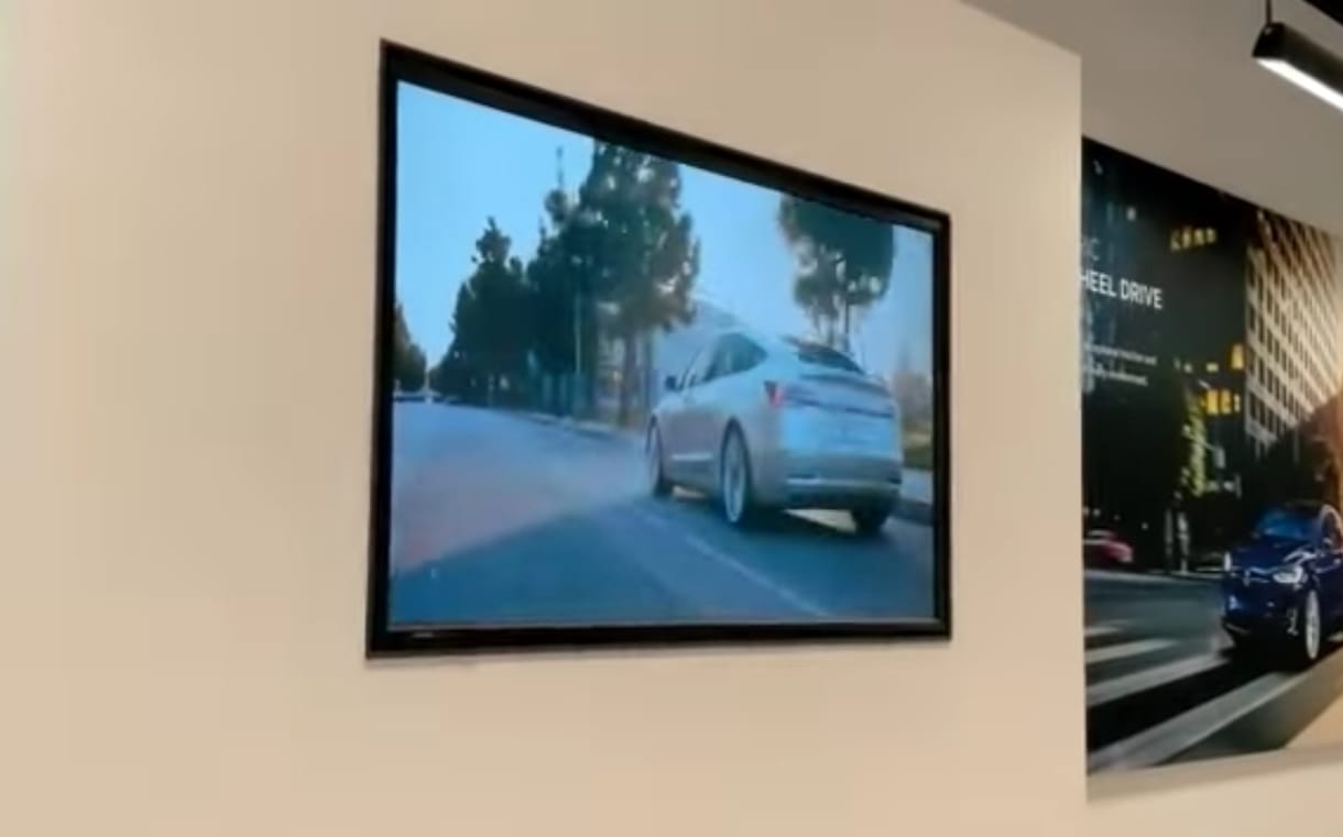 Ezzel a reklámmal hirdeti az eddigi legolcsóbb autóját a Tesla – videó