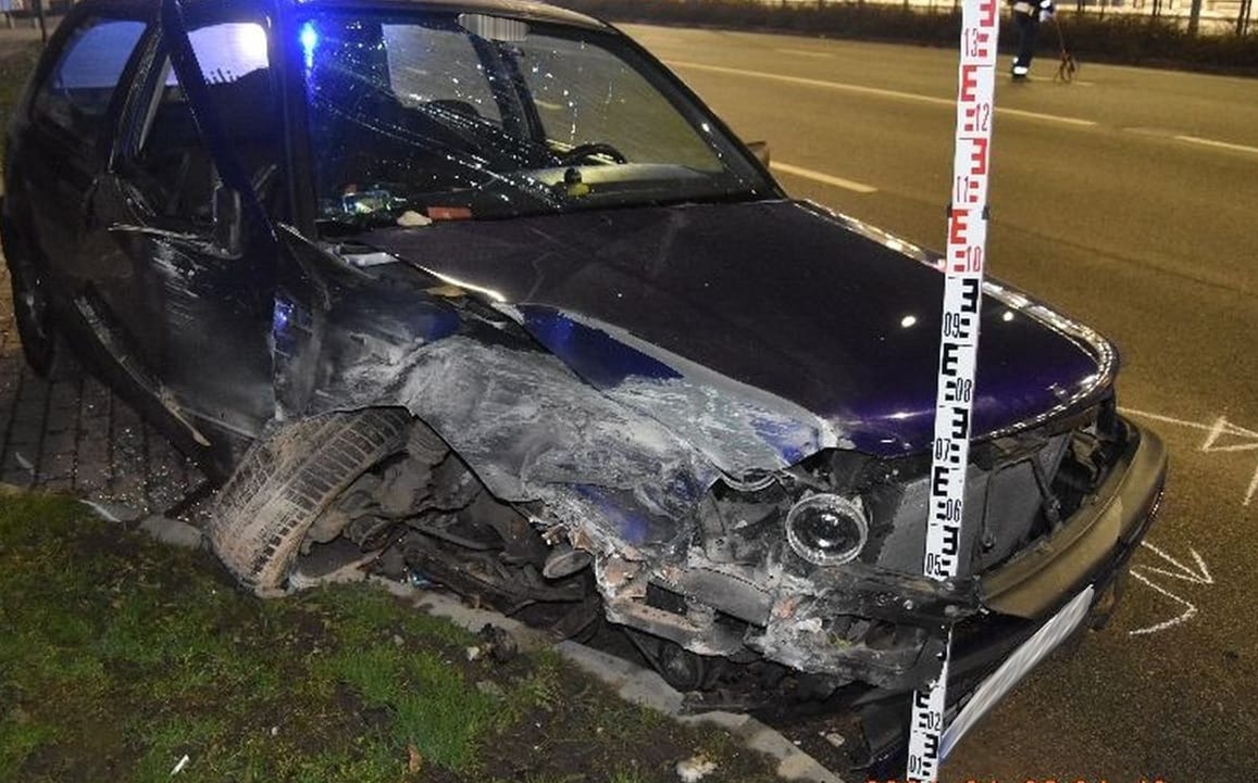 Téglafalba csapódott autójával egy száguldozó fiatal Kaposváron – videó
