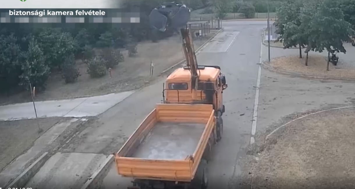 Felfüggesztett fogházat kapott a teherautós, aki darujával leszakította a vasúti vezetéket Kecskemétnél – videó
