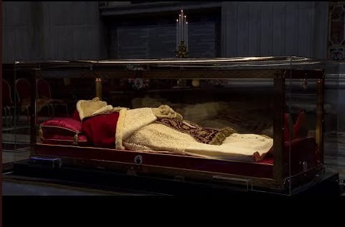 Baj van XXIII. János pápa bebalzsamozott kezével, de a Vatikánban majd helyrehozzák
