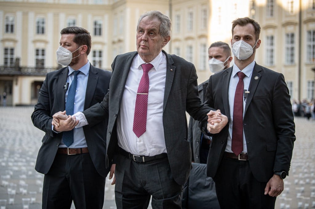Államellenes bűncselekmények gyanújával nyomoznak a cseh államfőnél tett kórházi látogatás miatt