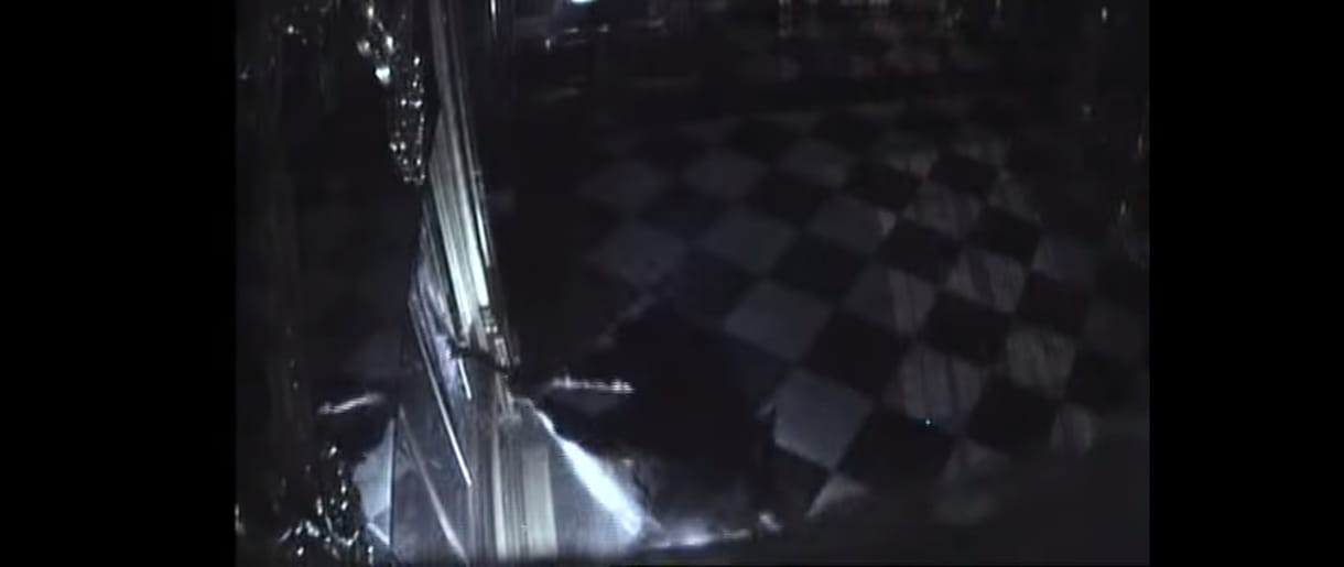 Videón, ahogy a drezdai műkincsrablók betörik a vitrineket