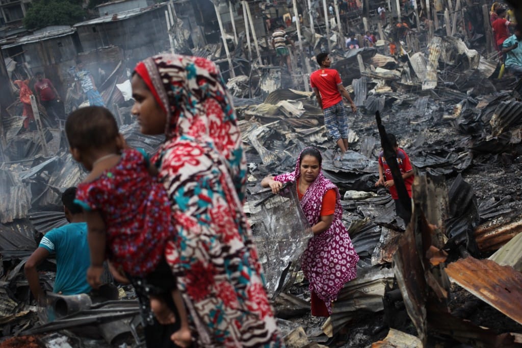 Tűz pusztított a bangladesi főváros egyik nyomornegyedében - képek