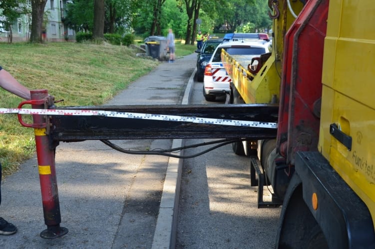 Egy teherautó támaszkodó oszlopa taglózott le egy gyalogost Komlón