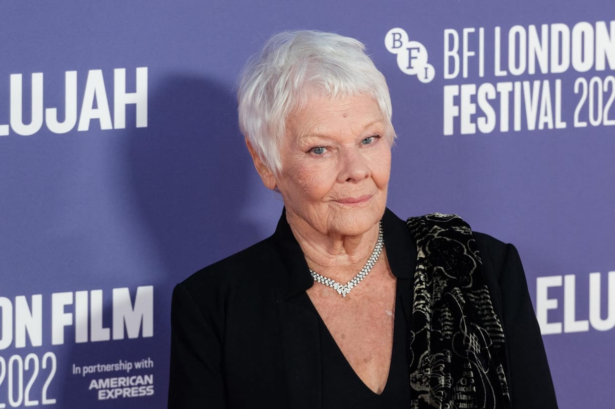 A 89 éves Judi Dench tűzpiros tangát kapott karácsonyra – egy jótékonysági reklámban