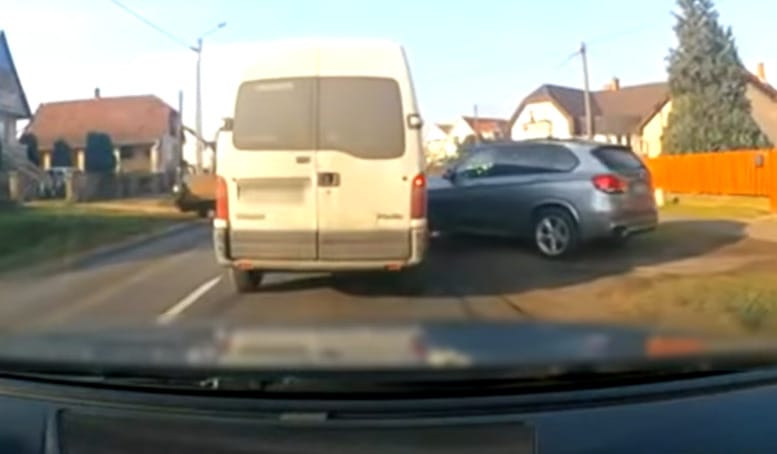 A járdán száguldva kerülte ki a kukásautót egy BMW-s, de a java csak ezután jött – videó