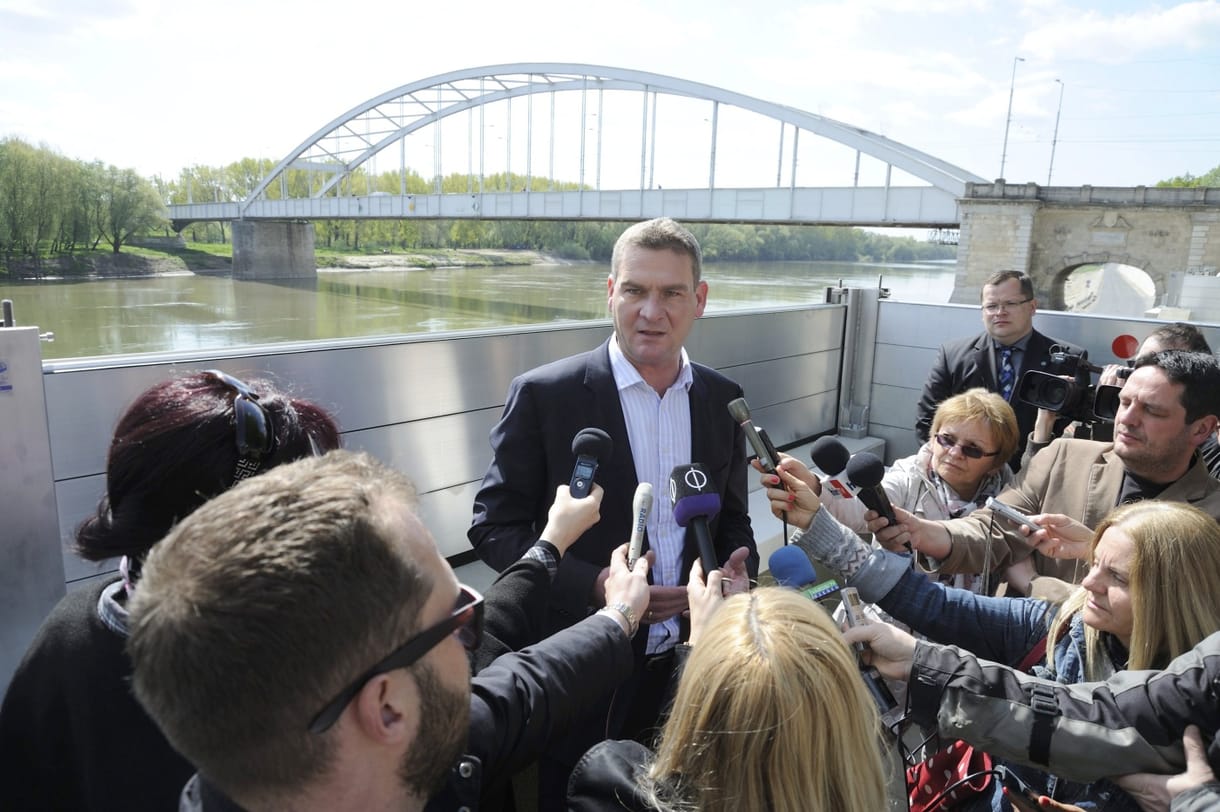 Botka lett az MSZP miniszterelnök-jelöltje, a kérdések elől sarkon fordultak