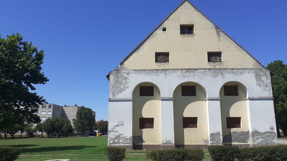 Igen drágán varázsolják hotellé a Lázár vezette ménesbirtok kaszárnyáját