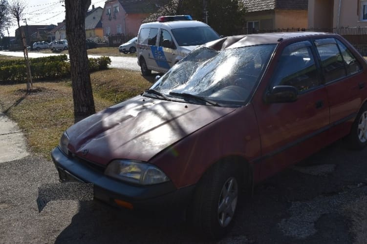 Kocsiján fennakadt biciklivel hajtott haza egy autós, miután elütött egy idős nőt