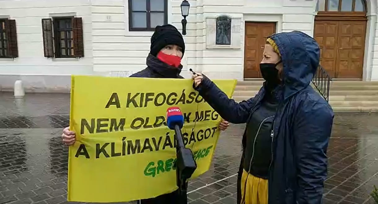 Udvaros Dorottya vörös maszkban vonult fel a Karmelitához