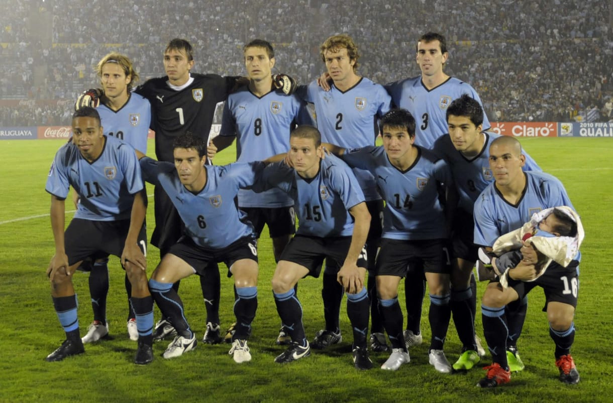 Uruguay hősöknek kijáró fogadtatásban részesíti hazatérő focistáit