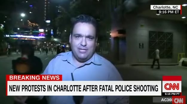 Videó: Élő adásban tarolták le a CNN riporterét