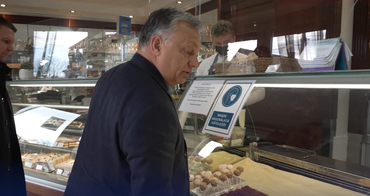 Orbán maszk nélkül vásárolt süteményt, miközben ki volt írva: „Maszk használata kötelező!”