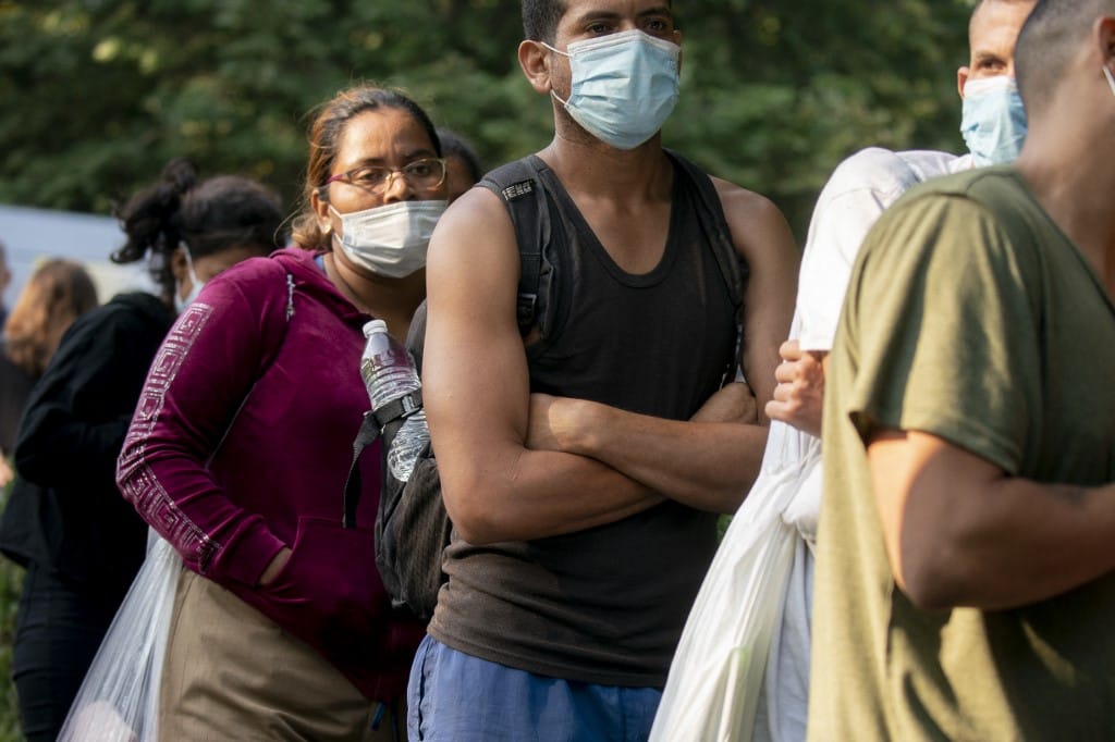 Illegális bevándorlókat utaztatott Obama kedvenc pihenőhelyére és Kamala Harris rezidenciájához két republikánus kormányzó