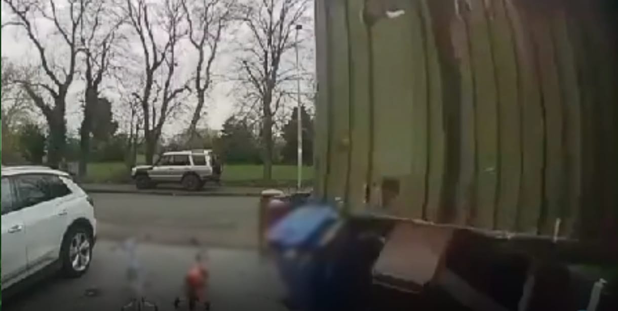 Másodperceken múlt egy kislány élete, amikor lakóházra dőlt egy daru Angliában – videó 