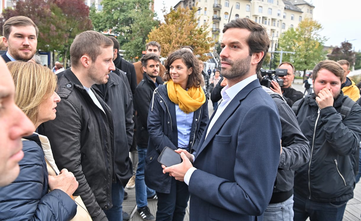 Közérdekű munkára küldené az ügyészség a Momentum sajtótájékoztatóján pofozkodó férfit