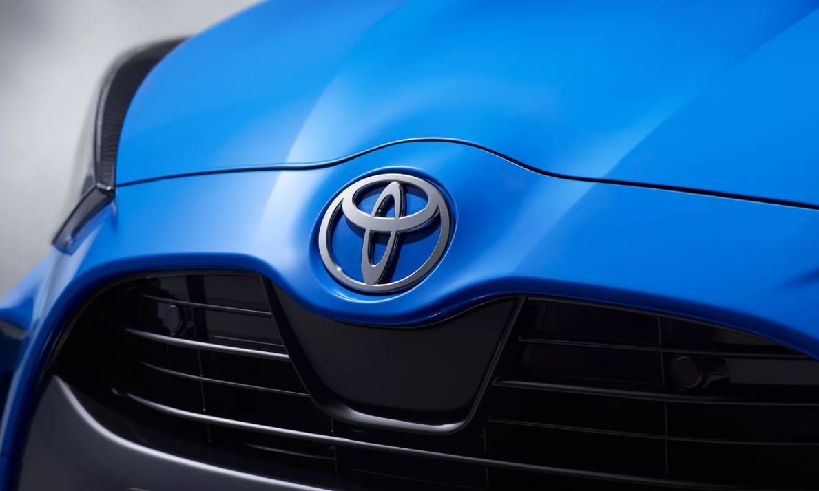 A Toyota négy éven belülre ígéri a tízperc alatt feltölthető szilárdtestes akkumulátorait