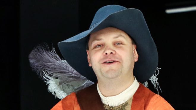 Nyolc nap börtönt kapott egy orosz színész, mert részeg rendőrt alakított