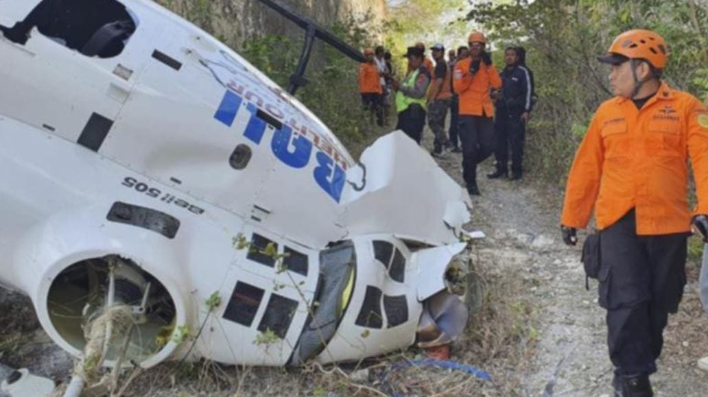 Lezuhant egy turistákat szállító helikopter Balin, mert belegabalyodott egy sárkányrepülő zsinórjába