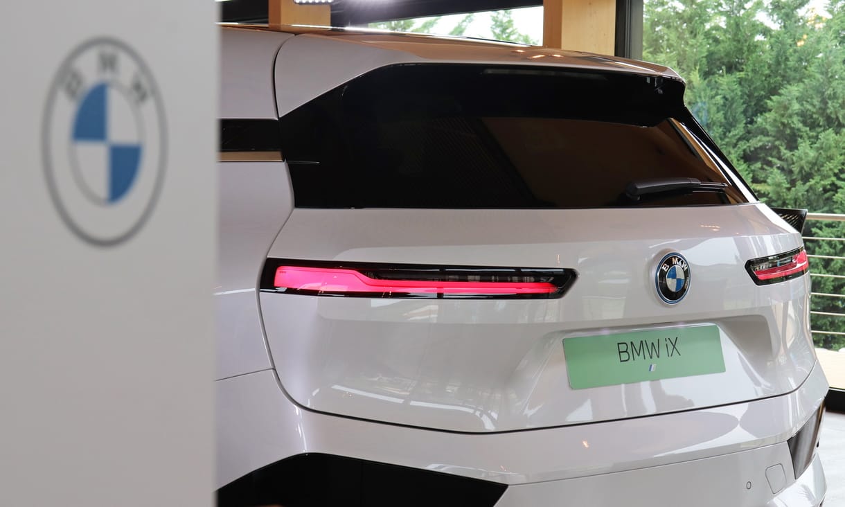 Magyarországon a BMW 630 kilométeres hatótávú új villanyautója, beleültünk