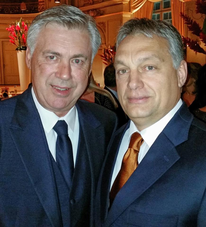 Fotó: A Real vezetőedzőjével pózolt a fáradt arcú Orbán Viktor