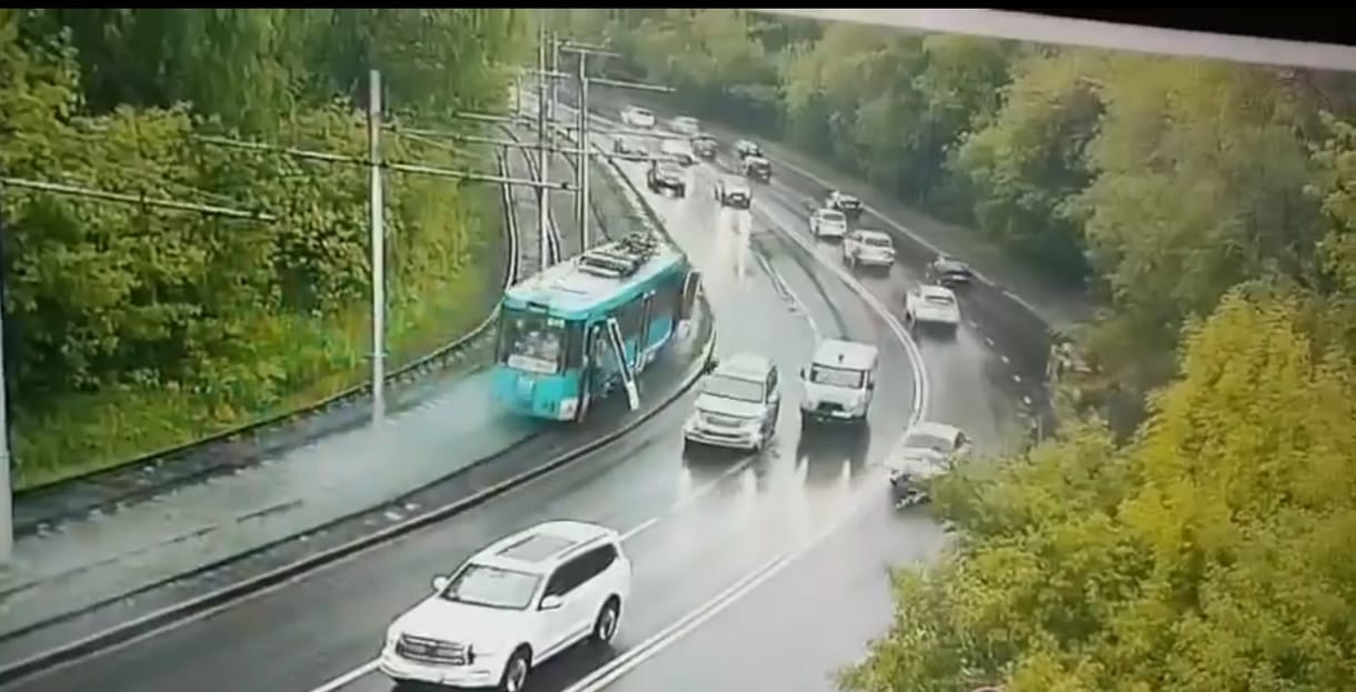 Két utas kirepült egy kanyarban száguldó villamosból Oroszországban – videó