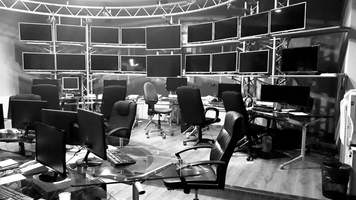 Búcsúfotó: így kapcsolta le az utolsó a villanyt a Hír Tv-ben