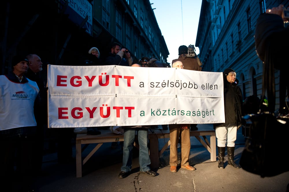 Dulakodás az Új Színház előtt