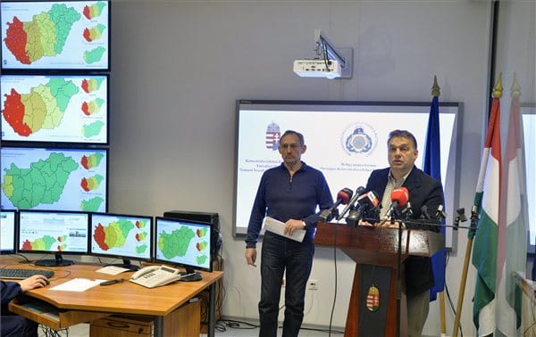 Pocaktábornok elégedett népével