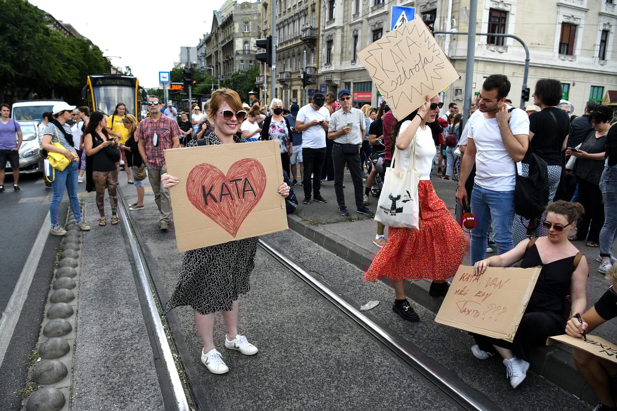 Tompa Andrea is felszólal a katatörvény módosítása elleni tüntetésen