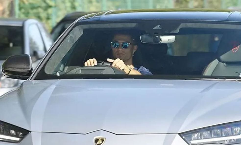 Vadonatúj Lamborghini Urusszal tért vissza Ronaldo a Manchester Unitedhez