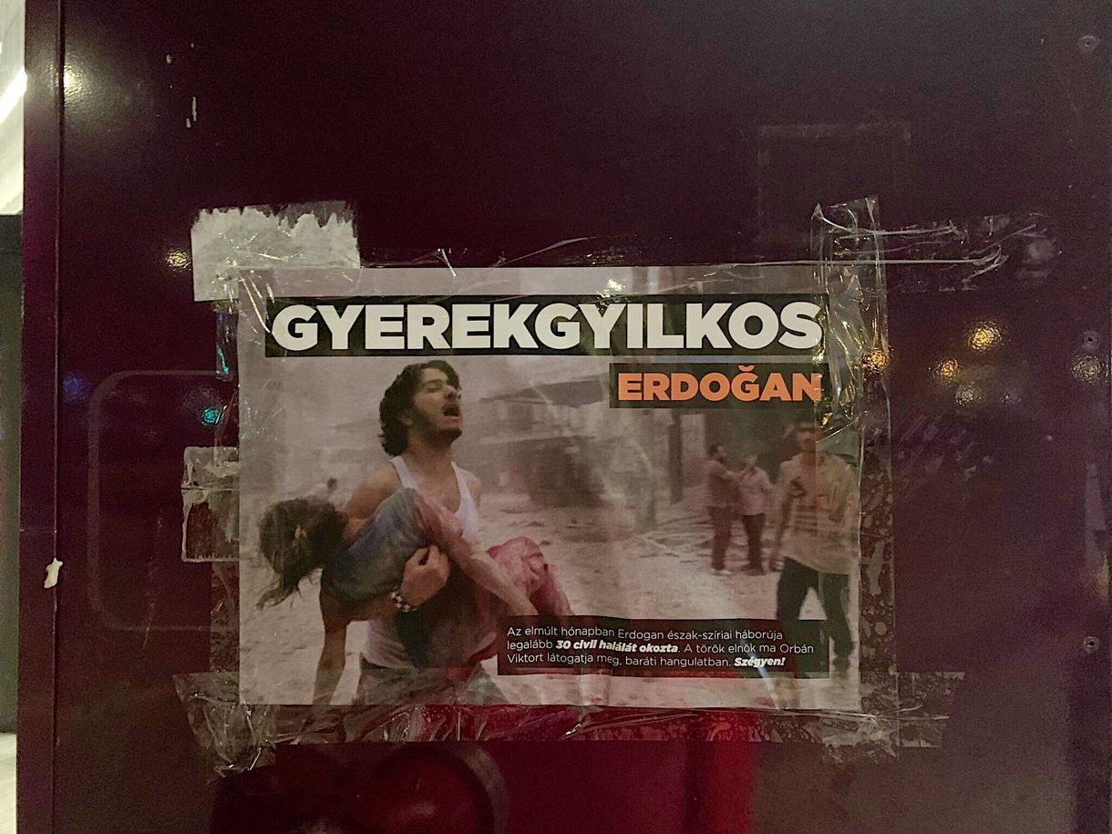 Gyerekgyilkos Erdogan – így várta a török elnököt a Momentum Budapesten